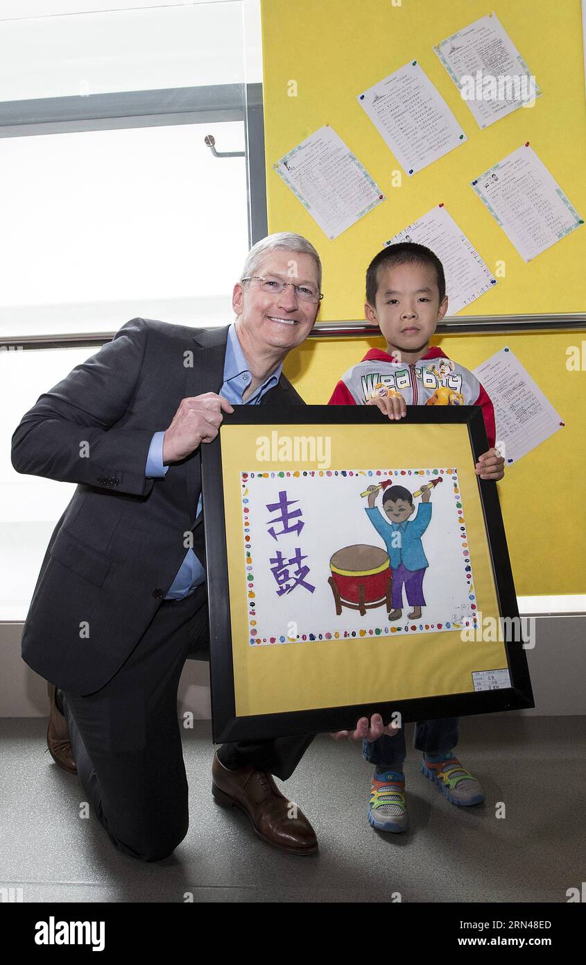 (150512) -- PECHINO, 12 maggio 2015 -- Un allievo presenta il suo dipinto a Tim Cook (L), CEO di Apple Inc., presso la Primary School Attached to Communication University of China a Pechino, capitale della Cina, 12 maggio 2015. Tim Cook ha visitato la scuola primaria collegata alla Communication University of China martedì. ) (Yxb) CHINA-BEIJING-APPLE CEO-PRIMARY SCHOOL-VISIT(CN) LixMing PUBLICATIONxNOTxINxCHN 150512 Pechino 12 maggio 2015 un allievo presenta HIS Painting a Tim Cook l CEO di Apple Inc PRESSO la Primary School Attached to Communication University of China a Pechino capitale della Cina 12 maggio 2015 Tim C. Foto Stock