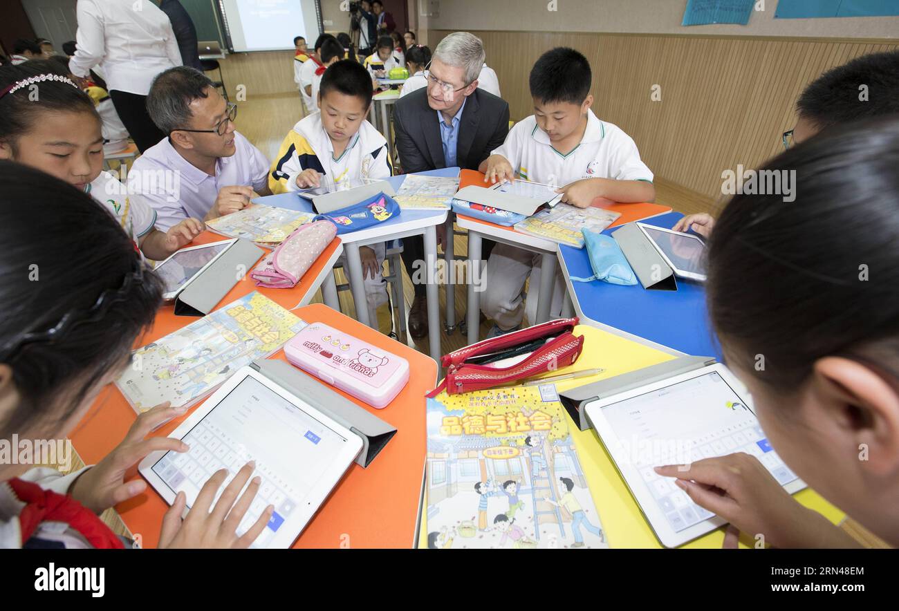 (150512) -- PECHINO, 12 maggio 2015 -- Tim Cook (C), CEO di Apple Inc., partecipa a una lezione presso la Primary School Attached to Communication University of China a Pechino, capitale della Cina, 12 maggio 2015. Tim Cook ha visitato la scuola primaria collegata alla Communication University of China martedì. ) (Yxb) CHINA-BEIJING-APPLE CEO-PRIMARY SCHOOL-VISIT(CN) LixMing PUBLICATIONxNOTxINxCHN 150512 Pechino 12 maggio 2015 Tim Cook C CEO di Apple Inc frequenta una lezione ALLA Primary School Attached to Communication University of China a Pechino capitale della Cina 12 maggio 2015 Tim Cook ha visitato la Primary School A. Foto Stock