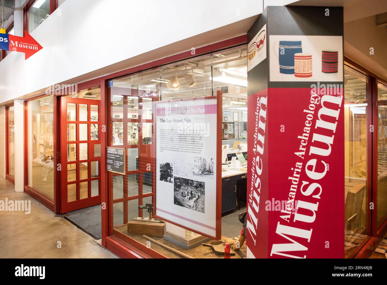 Alexandria Archaeology Museum Alexandria Virginia // ALEXANDRIA, Virginia, Stati Uniti - il museo archeologico di Alexandria, situato nello storico Torpedo Factory Art Center, espone manufatti e mostre che esplorano la ricca storia di Alexandria, dalla preistoria ai giorni nostri. Il museo offre programmi educativi e opportunità per i visitatori di interagire con il patrimonio archeologico della città attraverso attività pratiche e mostre interattive. Foto Stock
