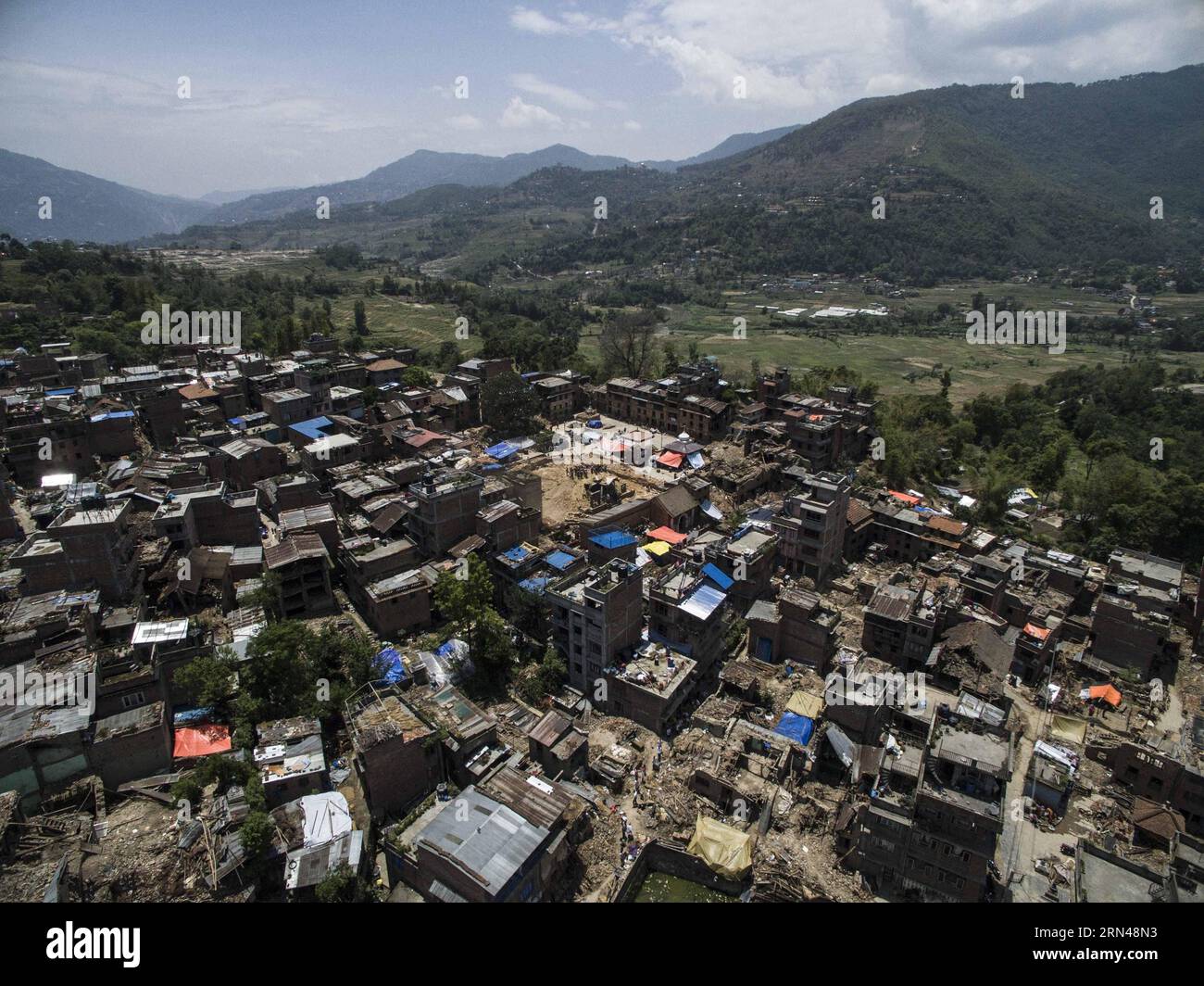 (150512) -- LALITPUR, 12 maggio 2015 -- la foto mostra una vista aerea di Lalitpur, un'antica città adiacente a Kathmandu, capitale del Nepal, il 12 maggio 2015. Lalitpur è stata gravemente danneggiata nel terremoto del mese scorso e in seguito alle scosse. NEPAL-LALITPUR-EARTH QUAKE-DAMAGE LuixSiuxwai PUBLICATIONxNOTxINxCHN 150512 Lalitpur 12 maggio 2015 la foto mostra alla vista aerea di Lalitpur alla città antica adiacente a Kathmandu capitale del Nepal IL 12 maggio 2015 Lalitpur cosa ha danneggiato GRAVEMENTE nel terremoto del mese di carico e dopo scosse EGP Nepal Lalitpur Earth Quake Damage LuixSiuxWai PUBBLICO Foto Stock