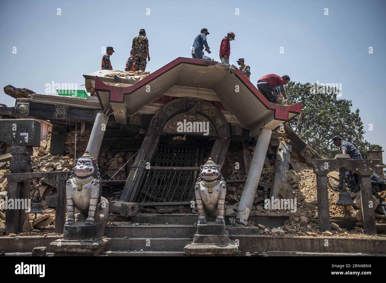 (150512) -- LALITPUR, 12 maggio 2015 -- i residenti locali liberano i detriti di un sito storico danneggiato a Lalitpur, un'antica città adiacente a Kathmandu, capitale del Nepal, il 12 maggio 2015. Lalitpur è stata gravemente danneggiata nel terremoto del mese scorso e in seguito alle scosse. NEPAL-LALITPUR-EARTH QUAKE-DAMAGE LuixSiuxwai PUBLICATIONxNOTxINxCHN 150512 Lalitpur 12 maggio 2015 i residenti locali ripuliscono i detriti di un sito storico danneggiato a Lalitpur nella città antica adiacente a Kathmandu capitale del Nepal IL 12 maggio 2015 Lalitpur cosa ha danneggiato GRAVEMENTE IL terremoto del mese di carico e dopo altri Foto Stock