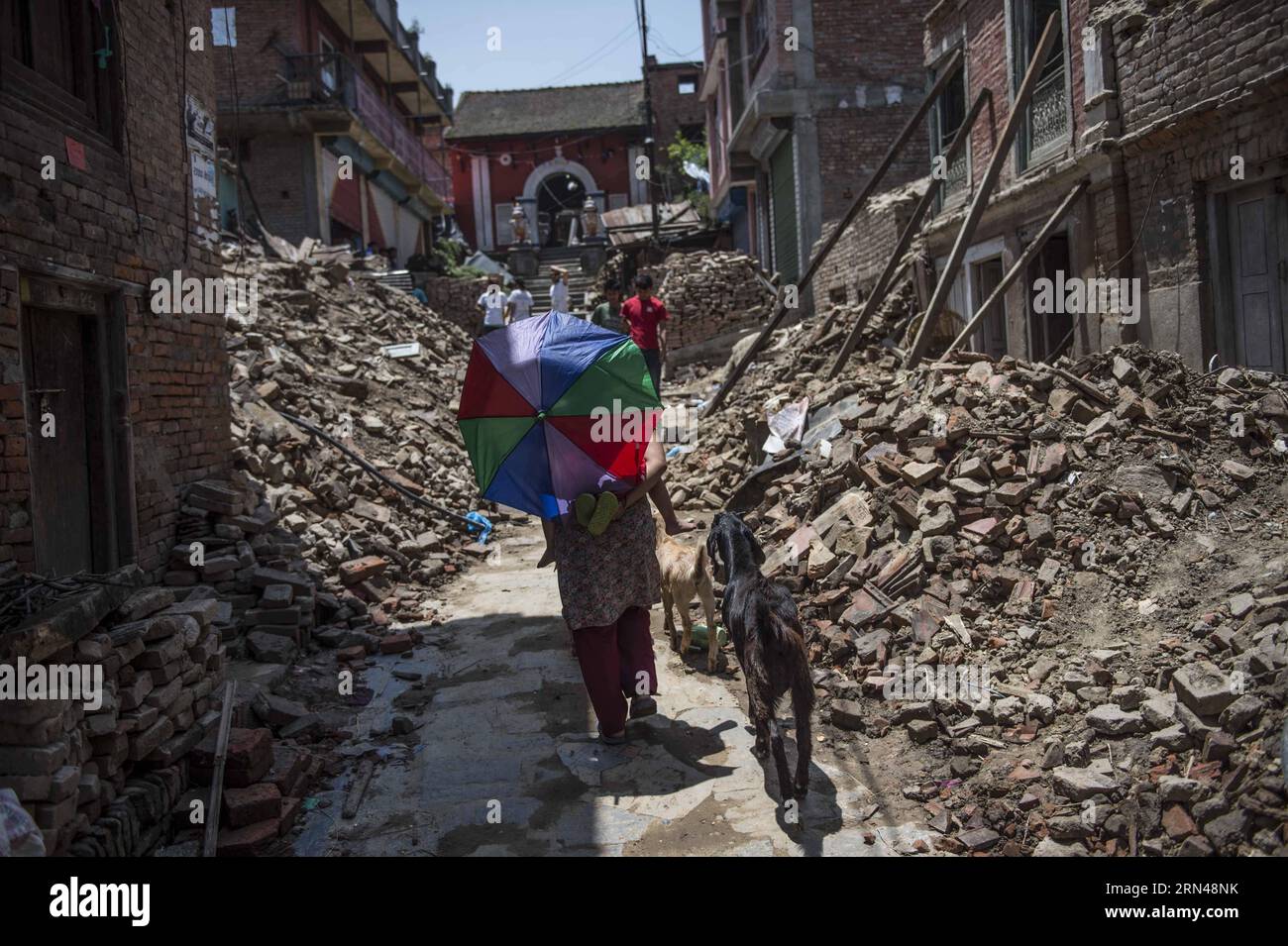 (150512) -- LALITPUR, 12 maggio 2015 -- i residenti locali camminano attraverso i detriti degli edifici crollati a Lalitpur, un'antica città adiacente a Kathmandu, capitale del Nepal, il 12 maggio 2015. Lalitpur è stata gravemente danneggiata nel terremoto del mese scorso e in seguito alle scosse. NEPAL-LALITPUR-EARTH QUAKE-DAMAGE LuixSiuxwai PUBLICATIONxNOTxINxCHN 150512 Lalitpur 12 maggio 2015 i residenti locali camminano attraverso i detriti degli edifici crollati a Lalitpur fino alla città antica adiacente a Kathmandu capitale del Nepal IL 12 maggio 2015 Lalitpur cosa ha danneggiato GRAVEMENTE Il terremoto del mese di carico e dopo afte Foto Stock