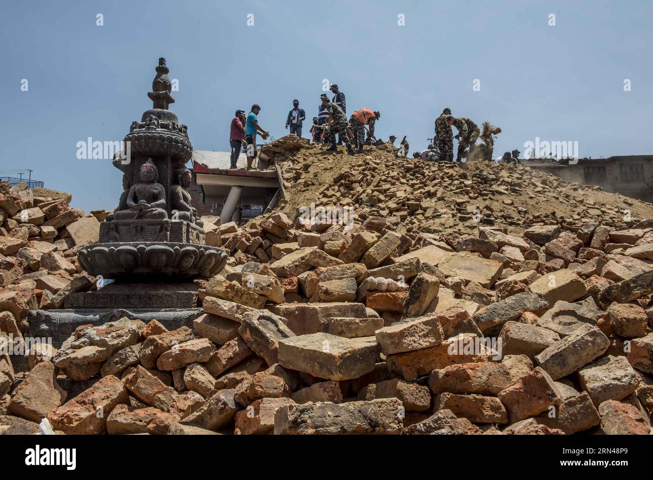 (150512) -- LALITPUR, 12 maggio 2015 -- soldati e abitanti locali ripuliscono i detriti di edifici danneggiati a Lalitpur, un'antica città adiacente a Kathmandu, capitale del Nepal, il 12 maggio 2015. Lalitpur è stata gravemente danneggiata nel terremoto del mese scorso e in seguito alle scosse. LUI Siu Wai)(azp) NEPAL-LALITPUR-EARTH QUAKE-DAMAGE LuixSiuwai PUBLICATIONxNOTxINxCHN 150512 Lalitpur 12 maggio 2015 soldati e celebrità locali liberano i detriti di edifici danneggiati a Lalitpur nella città antica adiacente a Kathmandu capitale del Nepal IL 12 maggio 2015 Lalitpur cosa ha danneggiato GRAVEMENTE IL terremoto del mese di carico Foto Stock