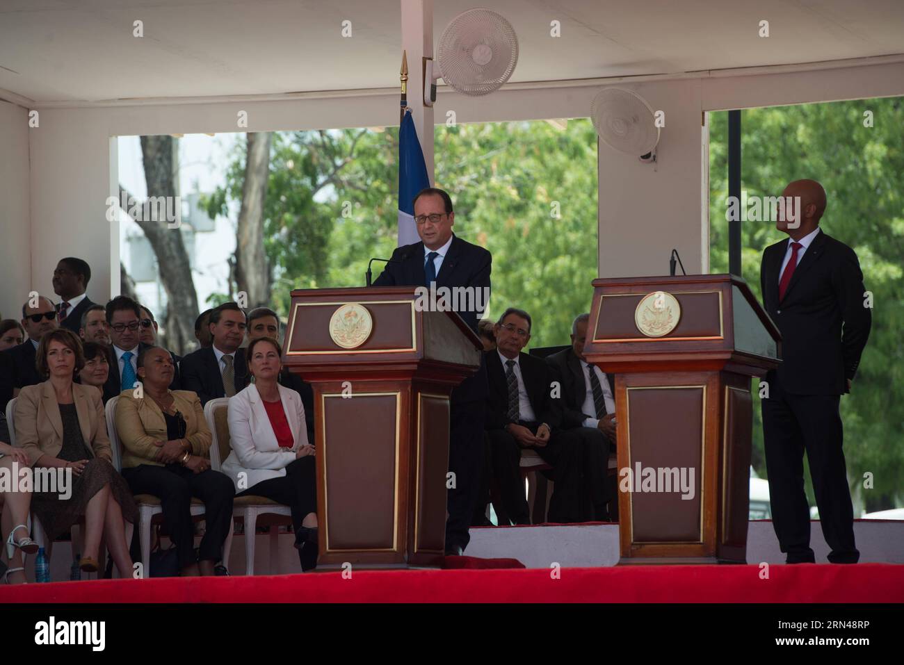 (150512) -- PORT AU PRINCE, 12 maggio 2015 -- il presidente francese Francois Hollande (L, fronte) tiene un discorso, insieme al suo omologo haitiano Michel Martelly (R, fronte), di fronte al Monumento di Toussaint Louverture a Champ de Mars, Port-au-Prince, Haiti, il 12 maggio 2015. Il presidente francese Francois Hollande ha iniziato una visita ufficiale ad Haiti martedì. Luz Sosa) (da) HAITI-PORT AU PRINCE-FRANCE-POLITICS-VISIT e LuzxSosa PUBLICATIONxNOTxINxCHN 150512 Port Au Prince 12 maggio 2015 il presidente francese Francois Hollande l Front tiene un discorso insieme alla sua parte haitiana Michel Martelly r Fron Foto Stock