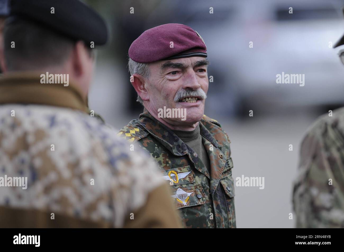 AKTUELLES ZEITGESCHEHEN Militärische Übung Sill in Estland mit knapp 13000 Soldaten (150512) -- TAPA (ESTONIA), 12 maggio 2015 -- il generale Hans-Lothar Domrose, comandante del comando congiunto alleato Brunssum, ispeziona la fase finale dell'esercitazione militare Sill a tapa, Estonia, il 12 maggio 2015. La trivellazione militare della durata di nove giorni (estone per riccio), che ha coinvolto 13.000 soldati e alleati della NATO con sede in Estonia, si è conclusa martedì. ESTONIA-TAPA-MILITARY-EXERCISES-SILL SergeixStepanov PUBLICATIONxNOTxINxCHN notizie attualità esercitazione militare Sill in Estonia con scarse 13000 vendute Foto Stock