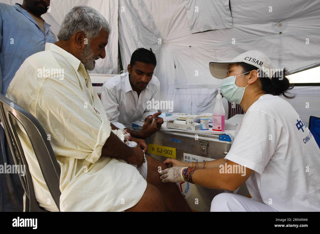 (150513) -- PECHINO, 13 maggio 2015 -- i Medici della Cina International Search & Rescue Team trattano i pazienti nella regione inondata-hit in Pakistan, 14 settembre 2010. Il salvataggio non ha confini nazionali. Non solo in Nepal, le squadre di soccorso cinesi sono state attive in molte aree colpite da terremoti e altre calamità naturali in Cina, insieme a paesi stranieri come Algeria, Iran, Indonesia, Pakistan, Haiti, nuova Zelanda e Giappone). (lfj) DISASTERS-CHINA RESCUE-AID ZhouxLei PUBLICATIONxNOTxINxCHN 150513 Pechino 13 maggio 2015 i medici del team internazionale di ricerca e soccorso cinese trattano i pazienti in allagati Ciao Foto Stock