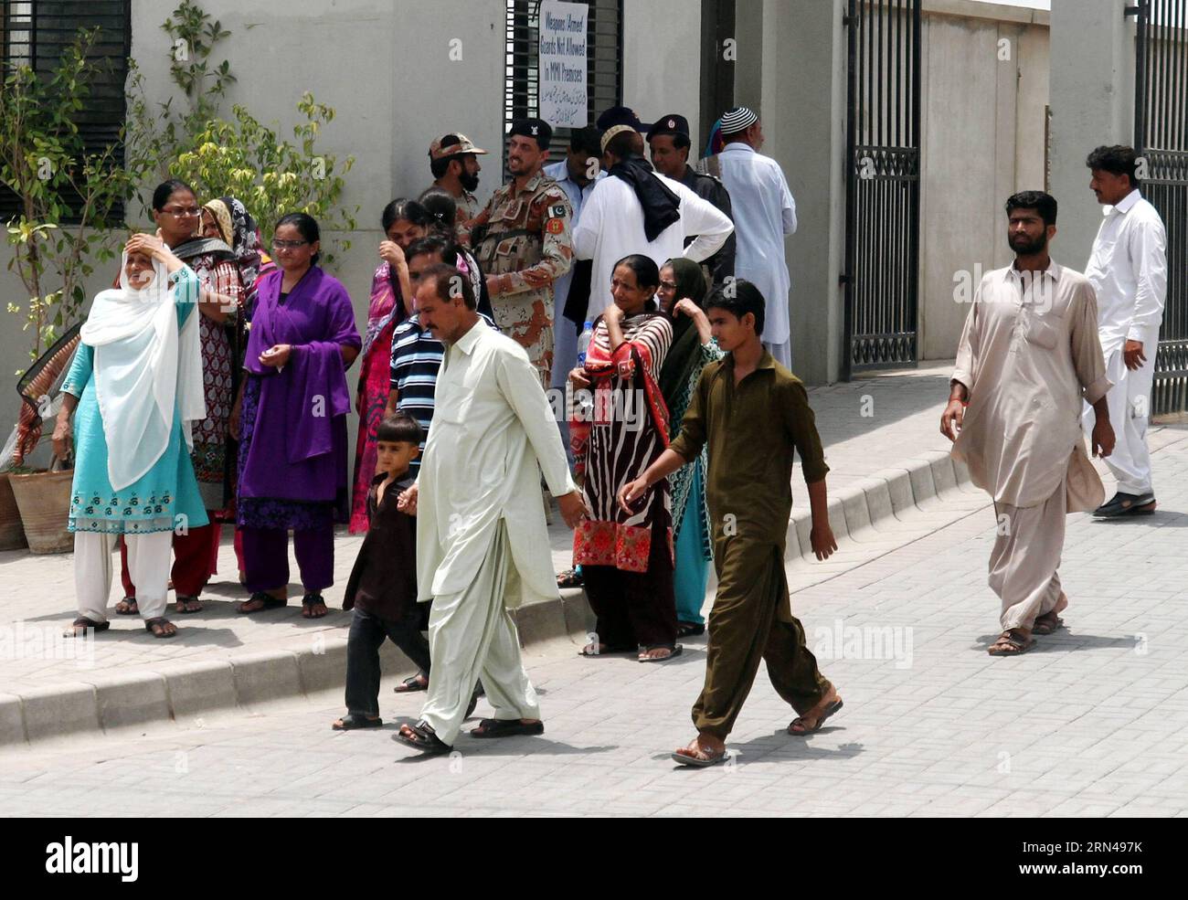 (150513) -- KARACHI, 13 maggio 2015 -- i parenti delle vittime arrivano in un ospedale nella città portuale sud-pakistana di Karachi, 13 maggio 2015. Almeno 43 persone sono rimaste uccise e altre 13 sono rimaste ferite quando uomini armati sconosciuti hanno aperto il fuoco su un autobus passeggeri che trasportava da 60 a 65 persone di una minoranza nella città portuale meridionale del Pakistan di Karachi mercoledì mattina, hanno detto i funzionari. ( Azp) PAKISTAN-KARACHI-BUS-ATTACK Arshad PUBLICATIONxNOTxINxCHN 150513 Karachi 13 maggio 2015 i parenti delle vittime arrivano in un ospedale nella città portuale pakistana meridionale di Karachi 13 maggio 2015 almeno 43 celebrità erano K Foto Stock