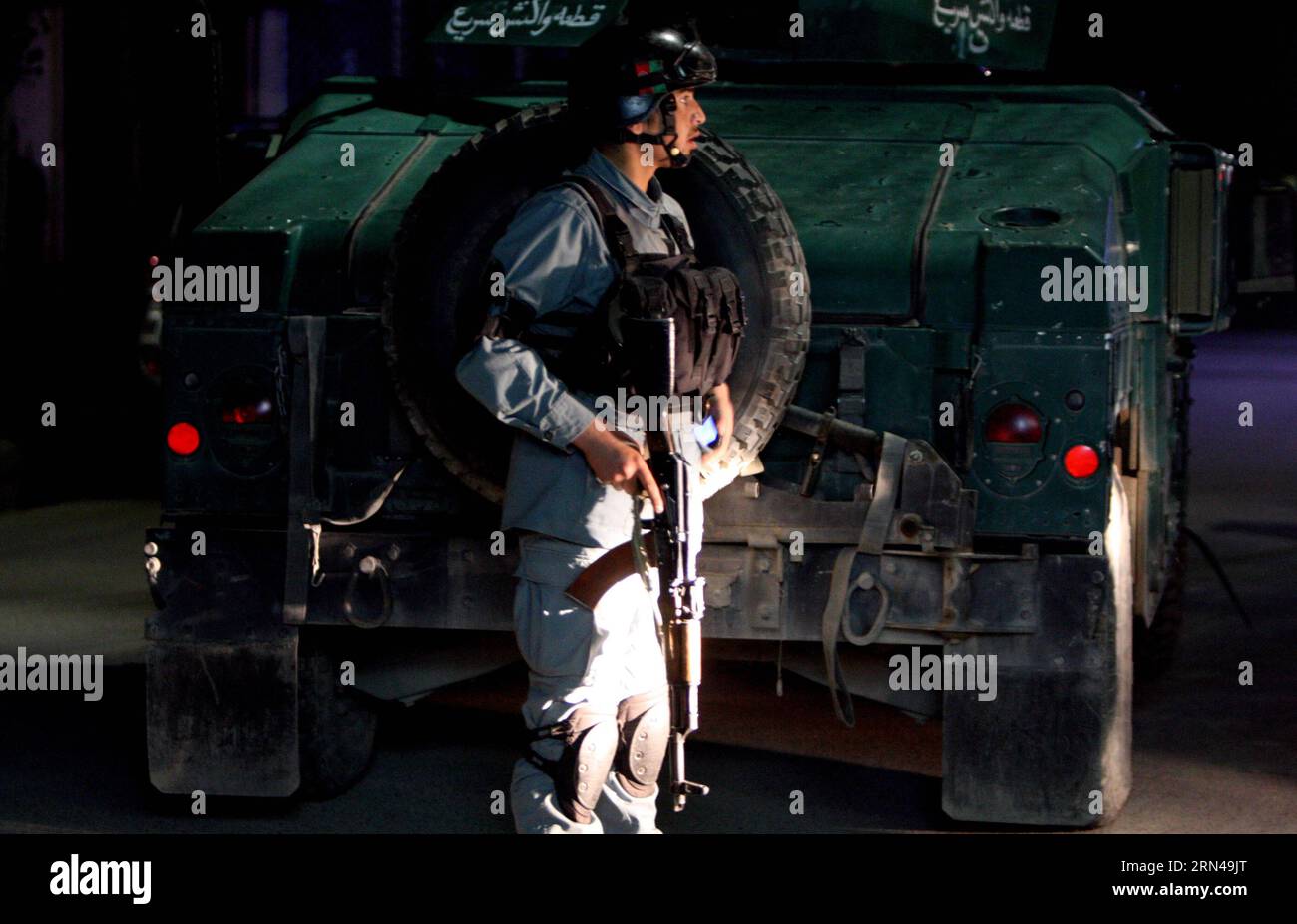 AKTUELLES ZEITGESCHEHEN Geiselnahme in afghani Hauptstadt Kabul (150514) - KABUL, 14 maggio 2015 -- un poliziotto afghano sta di guardia vicino al luogo di un attacco a Kabul, Afghanistan, 14 maggio 2015. Circa nove persone, tra cui quattro aggressori, sono state uccise durante una sparatoria in una pensione nella capitale afghana Kabul durante la notte di mercoledì, una fonte ufficiale ha detto giovedì. ) (Zjy) AFGHANISTAN-KABUL-ATTACK AhmadxMassoud PUBLICATIONxNOTxINxCHN News eventi attuali presa di ostaggi in Afghanistan capitale Kabul 150514 Kabul 14 maggio 2015 a un poliziotto afgano sta di guardia vicino al sito di to atta Foto Stock