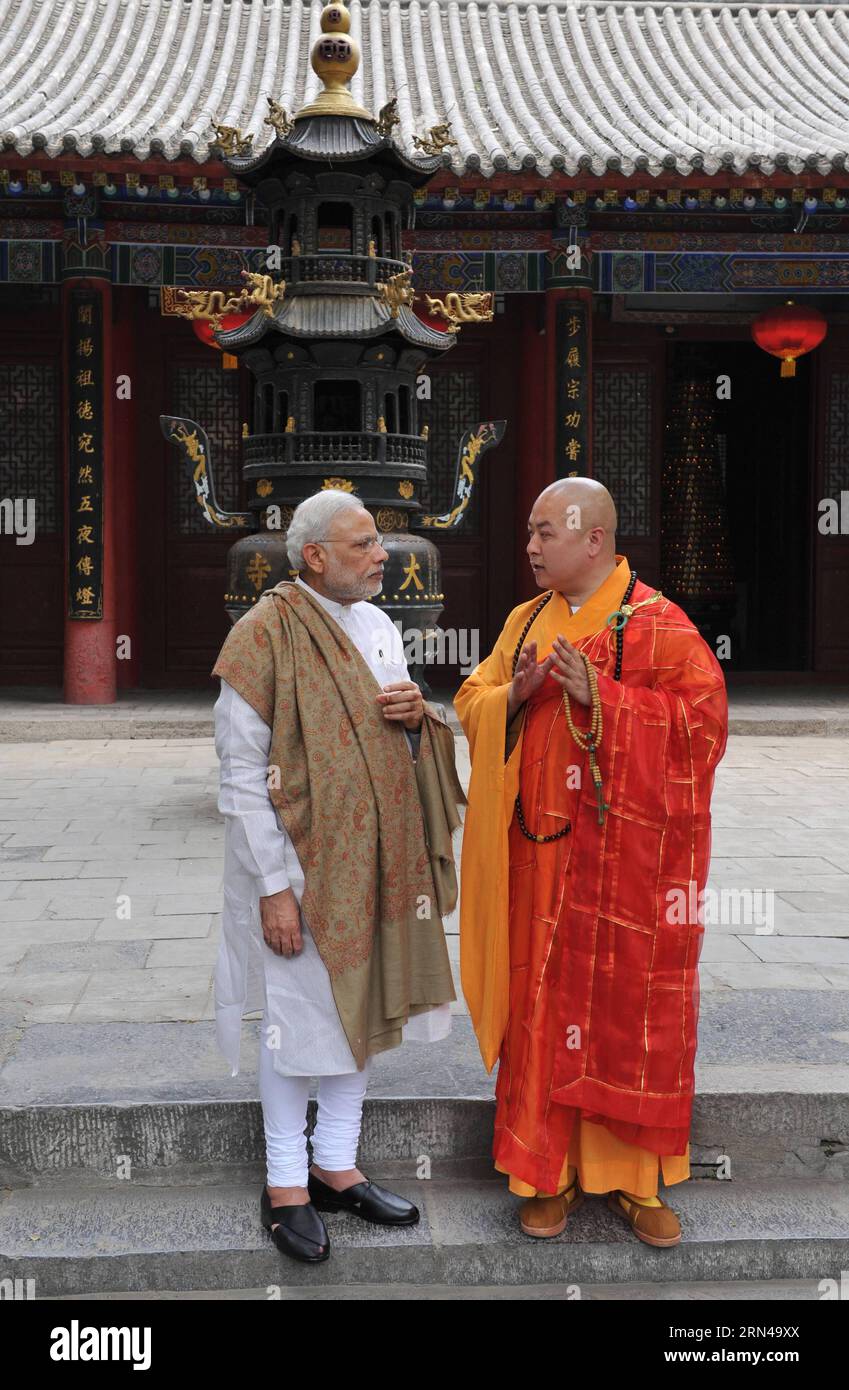 (150514) - XI AN, 14 maggio 2015 -- il primo ministro indiano Narendra modi (L), accompagnato dall'abate Kuanxu, visita il tempio di Daxingshan a Xi An, capitale della provincia dello Shaanxi della Cina nord-occidentale, 14 maggio 2015. Modi è arrivato a Xi un giovedì per una visita ufficiale in Cina. ) (Zwx) CHINA-XI AN-INDIAN PM-MODI-VISITING (CN) DingxHaitao PUBLICATIONxNOTxINxCHN 150514 Xi al 14 maggio 2015 i primi ministri indiani Narendra Modes l accompagnati dall'abate Kuanxu visitano il tempio di Daxingshan a Xi nella capitale della provincia dello Shaanxi della Cina nord-occidentale 14 maggio 2015 le modalità sono arrivate a Xi al giovedì per la visita ufficiale a. Foto Stock