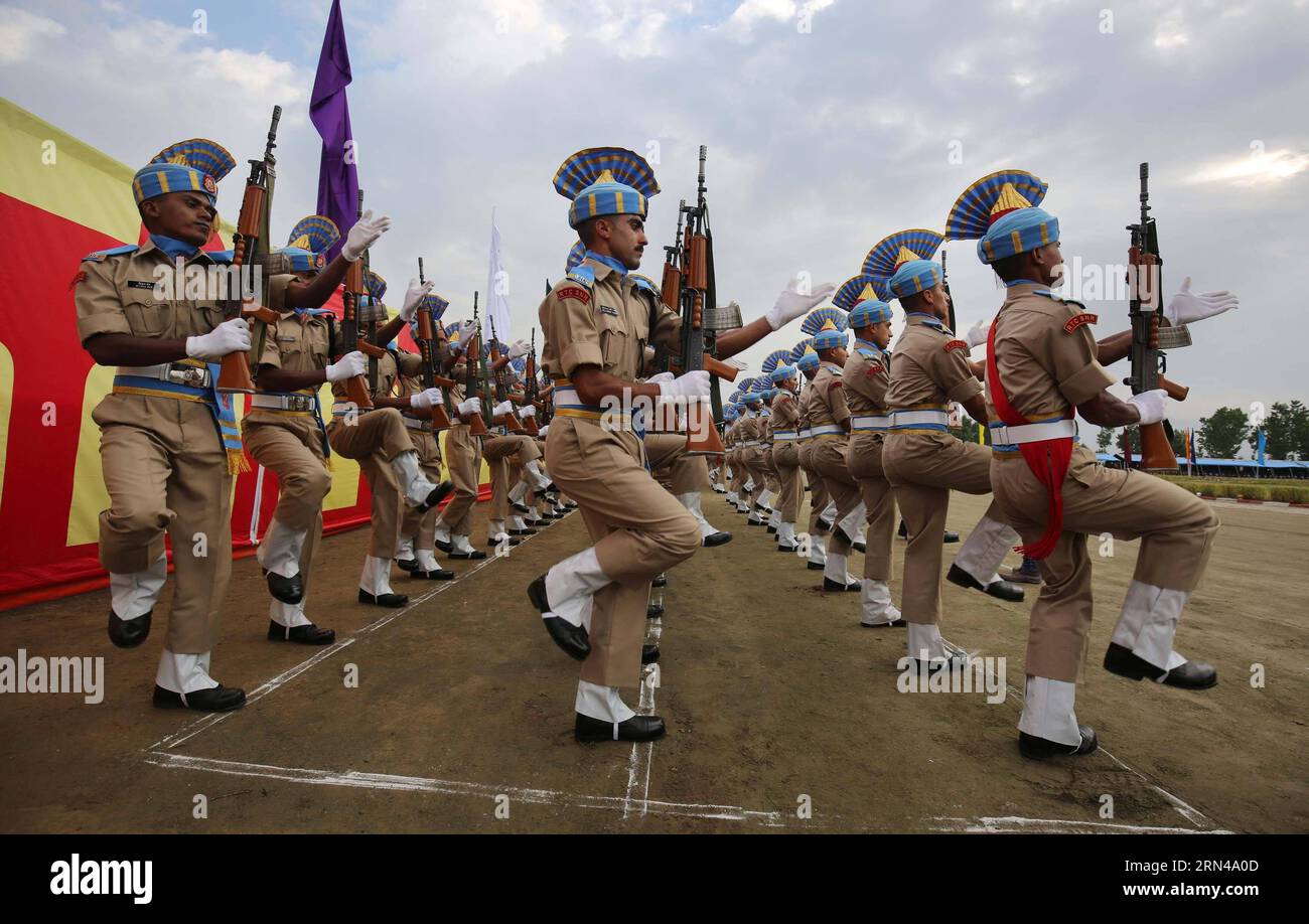 (150514) -- SRINAGAR, 14 maggio 2015 -- le reclute della forza di polizia della riserva centrale (CRPF) dell'India partecipano a una parata di sorpasso in un centro di addestramento alla periferia di Srinagar, la capitale estiva del Kashmir controllato dagli indiani, il 14 maggio 2015. Un totale di 341 reclute sono state formalmente inserite nel CRPF dell'India dopo aver completato nove mesi di rigoroso addestramento in idoneità fisica, manipolazione di armi, operazioni di commando e controinsurrezione, ha detto un portavoce del CRPF. ) (Azp) KASHMIR-SRINAGAR-PASSING-OUT PARADE JavedxDar PUBLICATIONxNOTxINxCHN 150514 Srinagar 14 maggio 2015 reclute dell'India Central Foto Stock