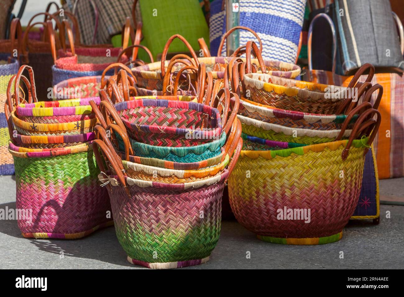Bancarella con borse colorate, mercato settimanale, Sault, dipartimento di Vaucluse nella regione Provence-Alpes-Costa Azzurra, Francia Foto Stock