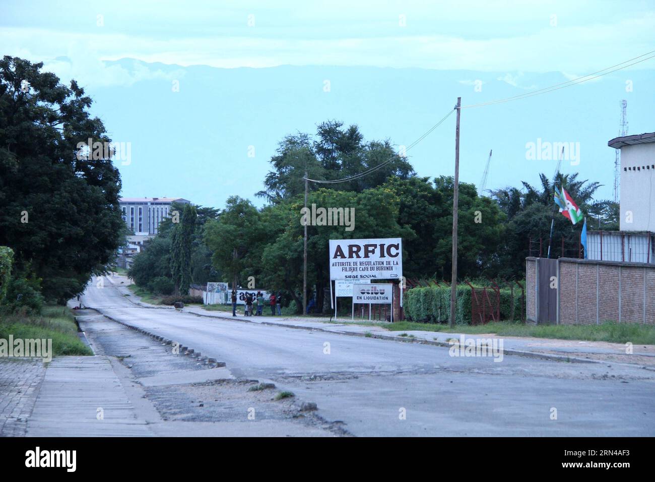 (150514) --BUJUMBURA, 14 maggio 2015 -- foto scattata il 14 maggio 2015 mostrano la strada a seguito di un tentativo di colpo di Stato militare contro il presidente del Burundi a Bujumbura, Burundi, 14 maggio 2015. Giovedì nella capitale del Burundi si sono sentiti spari pesanti e colpi di arma da fuoco, tra le affermazioni dei funzionari filo-presidenti secondo cui un tentativo di colpo di stato era fallito. Yang mengxi) BURUNDI-BUJUMBURA-COLPO DI STATO TENTATIVO SunxRuibo PUBLICATIONxNOTxINxCHN 150514 Bujumbura 14 maggio 2015 foto scattata IL 14 maggio 2015 Mostra la strada a seguito di un tentativo di colpo di stato militare contro il presidente burundese a Bujumbura Burundi 14 maggio 2015 fuoco pesante e ESPLOSIONE sono stati H Foto Stock