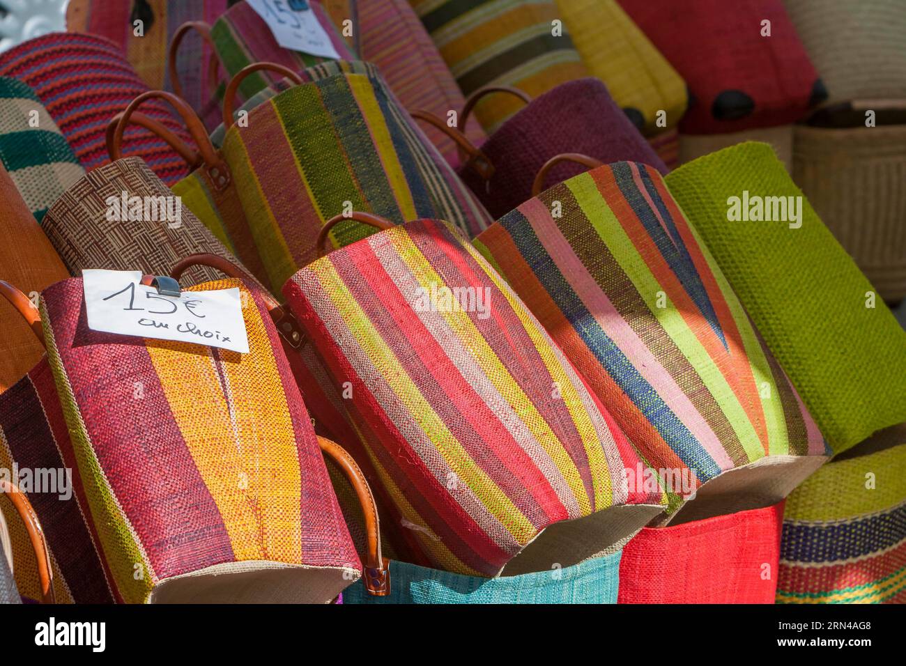 Bancarella con borse colorate, mercato settimanale, Sault, dipartimento di Vaucluse nella regione Provence-Alpes-Costa Azzurra, Francia Foto Stock