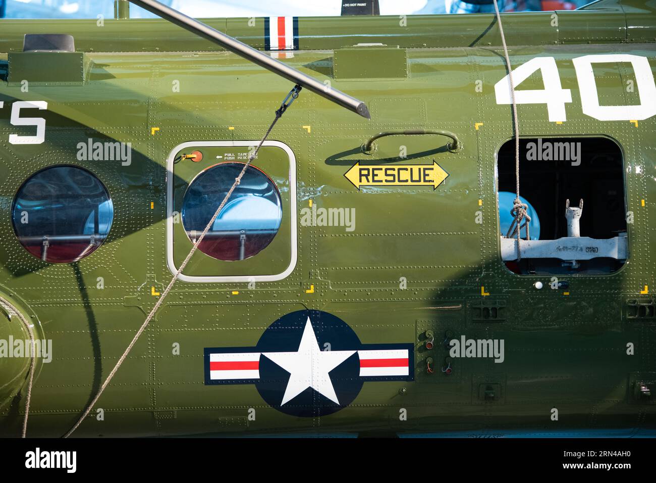 Udvar-Hazy Center Helicopter Detail Chantilly Virginia // CHANTILLY, Virginia, Stati Uniti - lo Smithsonian Udvar-Hazy Center espone una vasta collezione di manufatti dell'aviazione e dello spazio. Come estensione del National Air and Space Museum, la struttura offre ai visitatori uno sguardo approfondito sulla storia e l'avanzamento del volo. Foto Stock