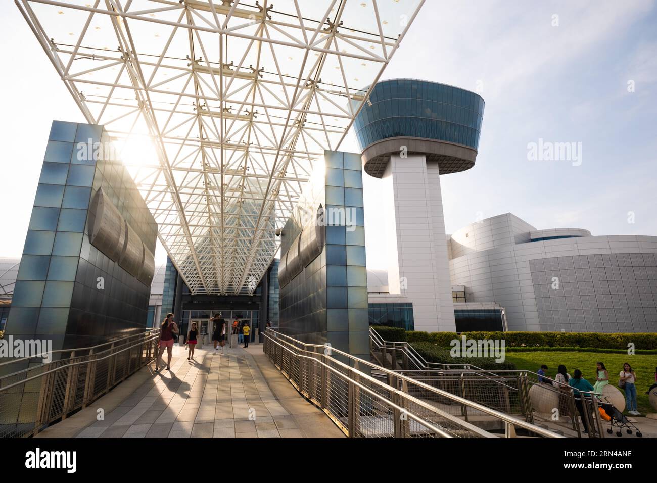 Smithsonian Udvar-Hazy Center Exterior Chantilly Virginia // CHANTILLY, Virginia, Stati Uniti - lo Smithsonian Udvar-Hazy Center espone una vasta collezione di manufatti dell'aviazione e dello spazio. Come estensione del National Air and Space Museum, la struttura offre ai visitatori uno sguardo approfondito sulla storia e l'avanzamento del volo. Foto Stock