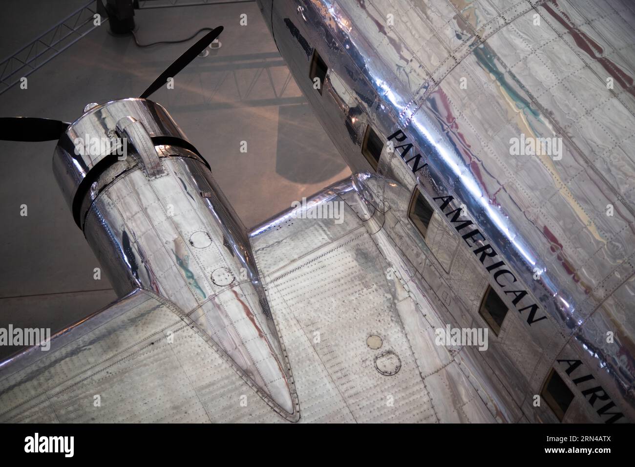 Silver Cloud Aircraft Udvar-Hazy Center Chantilly Virginia // CHANTILLY, Virginia, Stati Uniti — il Silver Cloud Aircraft, un pezzo significativo della storia dell'aviazione, è in mostra presso l'Udvar-Hazy Center, parte dello Smithsonian National Air and Space Museum. I visitatori possono vedere il design elegante e le caratteristiche ingegneristiche dell'aereo nello spazioso hangar espositivo. L'Udvar-Hazy Center ospita numerosi aerei storici e veicoli spaziali, che fungono da estensione del principale Air and Space Museum di Washington DC. Situato vicino all'aeroporto internazionale di Dulles, il centro offre agli appassionati di aviazione Foto Stock