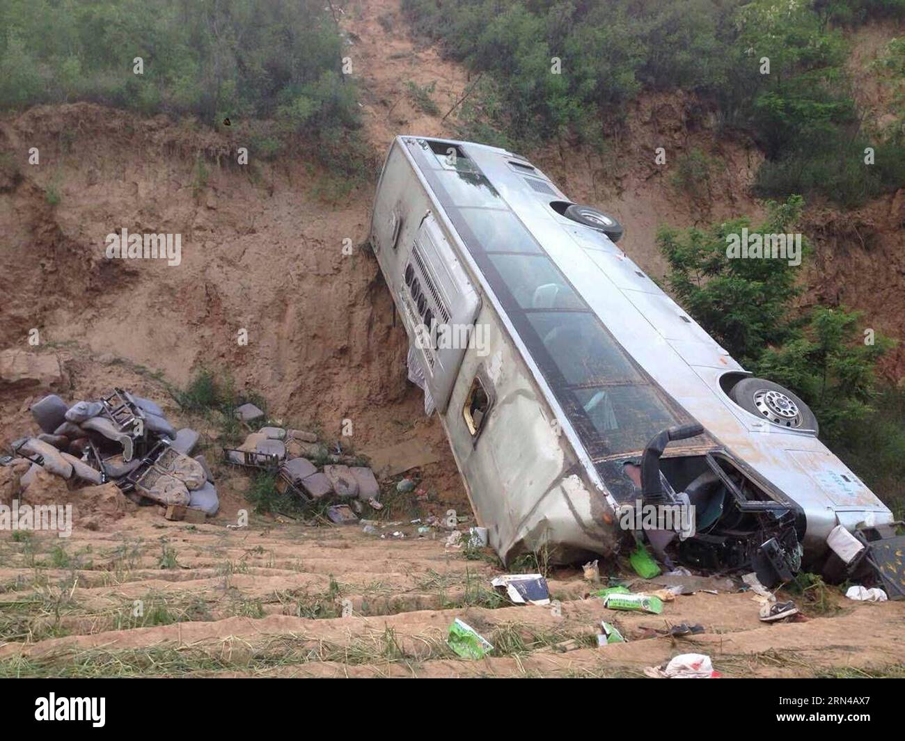(150515) -- XIANYANG, 15 maggio 2015 () -- la foto scattata il 15 maggio 2015 mostra il luogo dell'incidente dopo che un autobus si è rovesciato ed è caduto in una valle nella contea di Chunhua della città di Xianyang, nella provincia dello Shaanxi della Cina nord-occidentale. Almeno trenta persone sono rimaste uccise nell'incidente avvenuto alle 15:27 circa di venerdì, quando un autobus che trasportava 44 è precipitato per 30 metri in un burrone. () (mp) CHINA-SHAANXI-XIANYANG-BUS-OVERTURNED-DEATH (CN) Xinhua PUBLICATIONxNOTxINxCHN Xianyang 15 maggio 2015 la foto scattata IL 15 maggio 2015 mostra il sito dell'incidente dopo che un autobus è stato rovesciato e la pelliccia è entrata in una valle nella contea di Chunhua Xianyang ci Foto Stock
