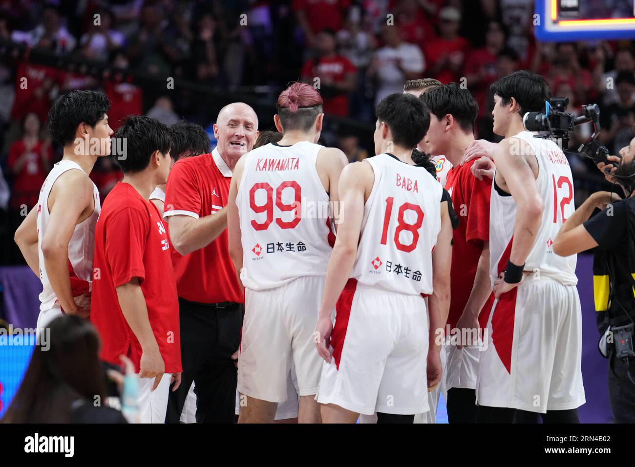 Okinawa, Giappone. 31 agosto 2023. Thomas Wayne Hovasse (fronte, 3rd L), allenatore del Giappone, istruisce i giocatori durante la partita del girone di classifica del gruppo o 17-32 tra Giappone e Venezuela alla Coppa del mondo FIBA 2023 a Okinawa, Giappone, 31 agosto 2023. Crediti: Zhang Xiaoyu/Xinhua/Alamy Live News Foto Stock