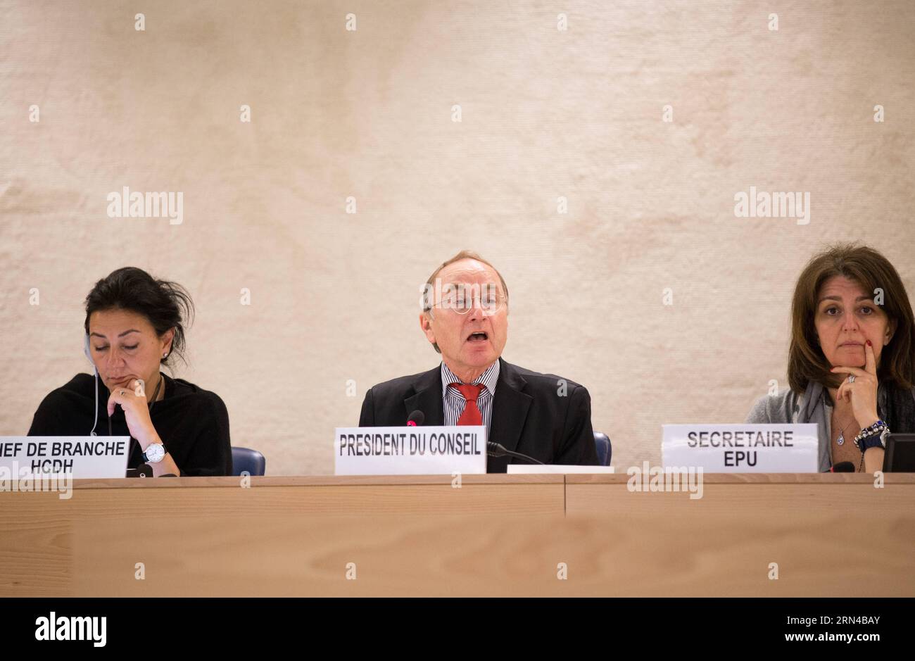 (150515) -- GINEVRA, 15 maggio 2015 -- Joachim Rucker (C), presidente del Consiglio per i diritti umani delle Nazioni Unite, presiede una conferenza a Ginevra, in Svizzera, 15 maggio 2015. Il progetto di relazione della United States Universal Periodic Review (UPR) sulla situazione dei diritti umani del paese è stato adottato venerdì dal Consiglio dei diritti umani . SVIZZERA-GINEVRA-un-USA-DIRITTI UMANI-PROGETTO DI RELAZIONE XuxJinquan PUBLICATIONxNOTxINxCHN Ginevra 15 maggio 2015 Joachim Rucker C Presidente del Consiglio per i diritti umani delle Nazioni Unite Presid a Conference a Ginevra Svizzera 15 maggio 2015 The United States Universal Periodic REVIEW UPR Draft of a re Foto Stock