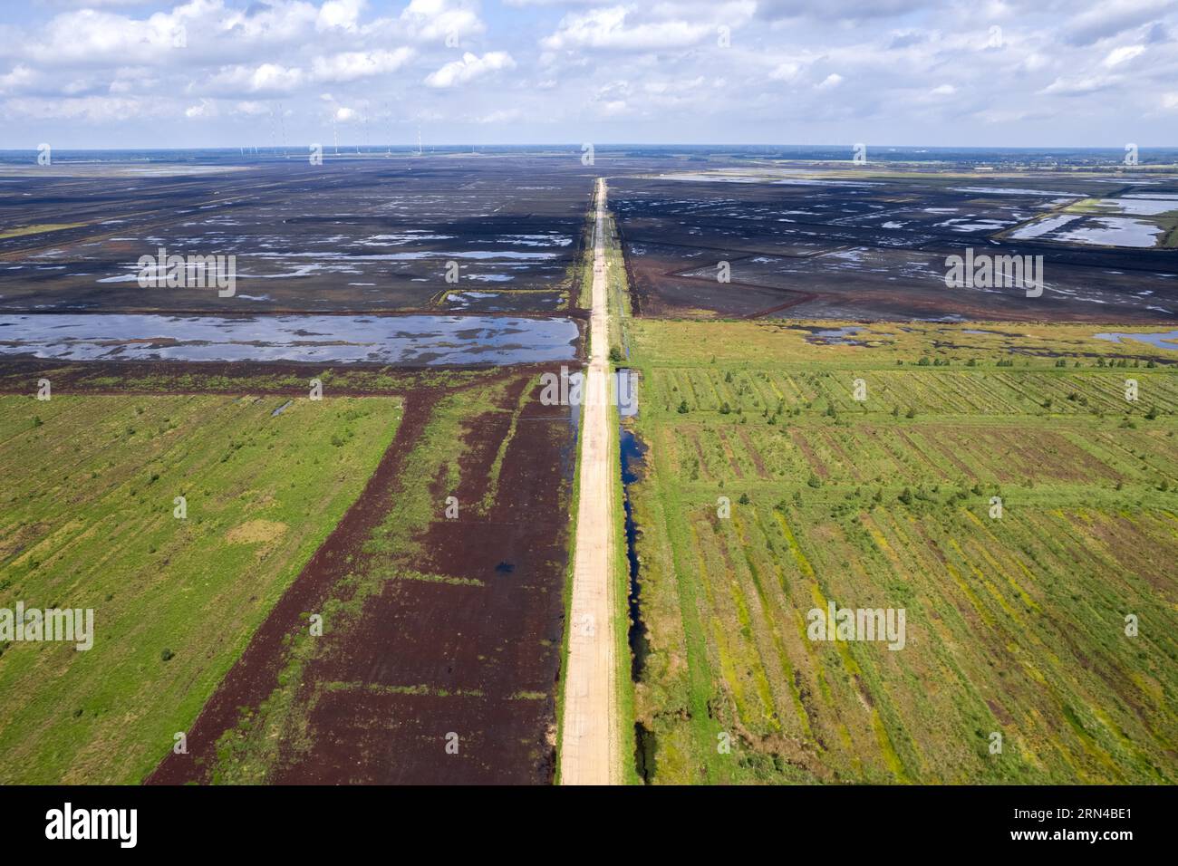 Fotografia aerea della brughiera, area di riumidificazione della dose Esterweger a Emsland, fotografia con droni, bassa Sassonia, Germania Foto Stock