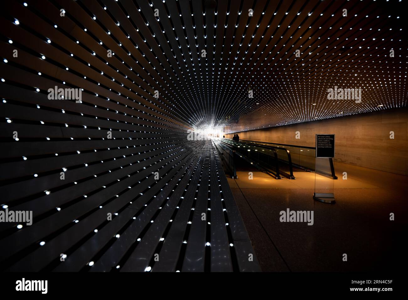 National Gallery of Art Multiverse Light Sculpture Washington DC // WASHINGTON DC — "Multiverse" (2008) di Leo Villareal, un'installazione di scultura luminosa immersiva con 41.000 LED programmati al computer, illumina la passerella Concourse lunga 200 metri che collega gli edifici est e ovest della National Gallery of Art Questo disegno dinamico crea schemi di luce in continua evoluzione, combinando sequenze programmate con elementi casuali. Foto Stock