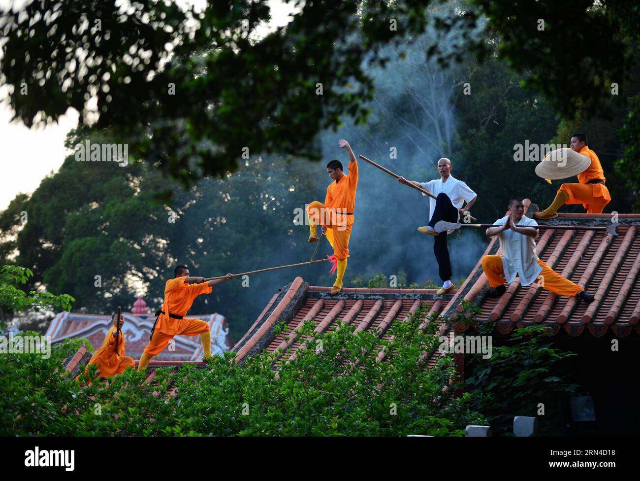 (150517) -- QUANZHOU, 17 maggio 2015 -- Un monaco pratica l'arte marziale al Tempio di Quanzhou Shaolin nella città di Quanzhou, nella provincia del Fujian della Cina sudorientale. Situato nella parte orientale della montagna Qingyuan di Quanzhou, il Tempio Shaolin di Quanzhou, chiamato anche Tempio Shaolin meridionale, è il luogo di nascita dell'arte marziale di Shaolin meridionale, che si è diffusa a Taiwan, Hong Kong e Macao e anche nel sud-est asiatico sin dalle dinastie Ming (1368-1644) e Qing (1644-1911). È anche chiamato congiuntamente Shaolin meridionale e settentrionale con il Tempio Songshan Shaolin nella provincia di Henan nella Cina centrale. Zen, la dottrina che mai Foto Stock