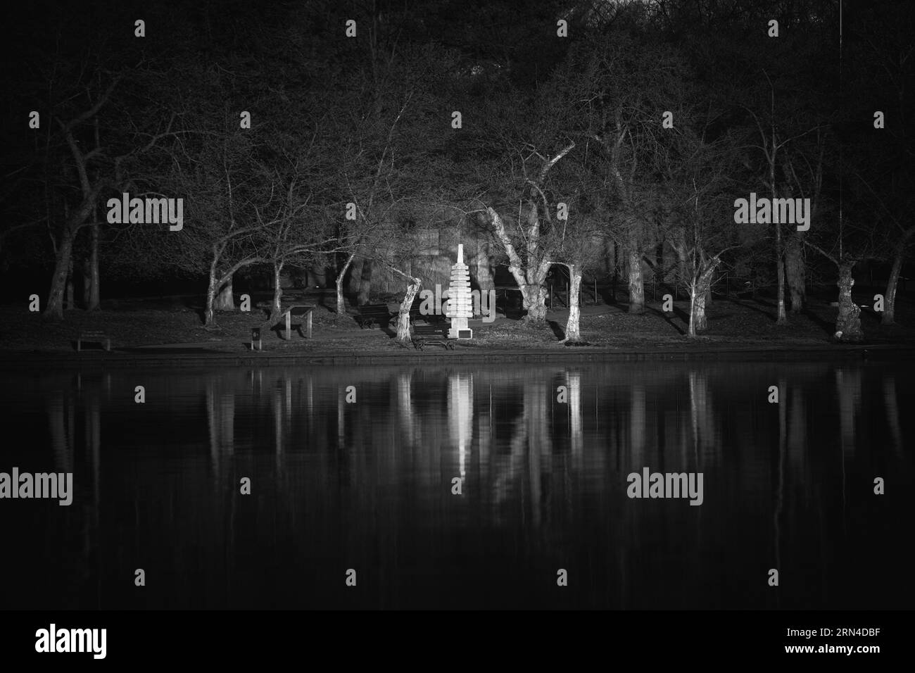 Pagoda giapponese presso il bacino delle Tidal, Washington, D.C. Fotografia in bianco e nero che mostra la pagoda e il suo riflesso nell'acqua, incorniciata da alberi. Foto Stock