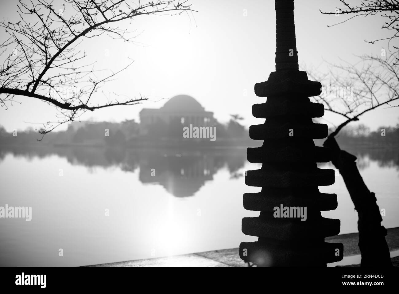 Pagoda giapponese, bacino delle maree, Washington, D.C. Fotografia in bianco e nero che mostra la pagoda in silhouette con il Jefferson Memorial sullo sfondo. Foto Stock
