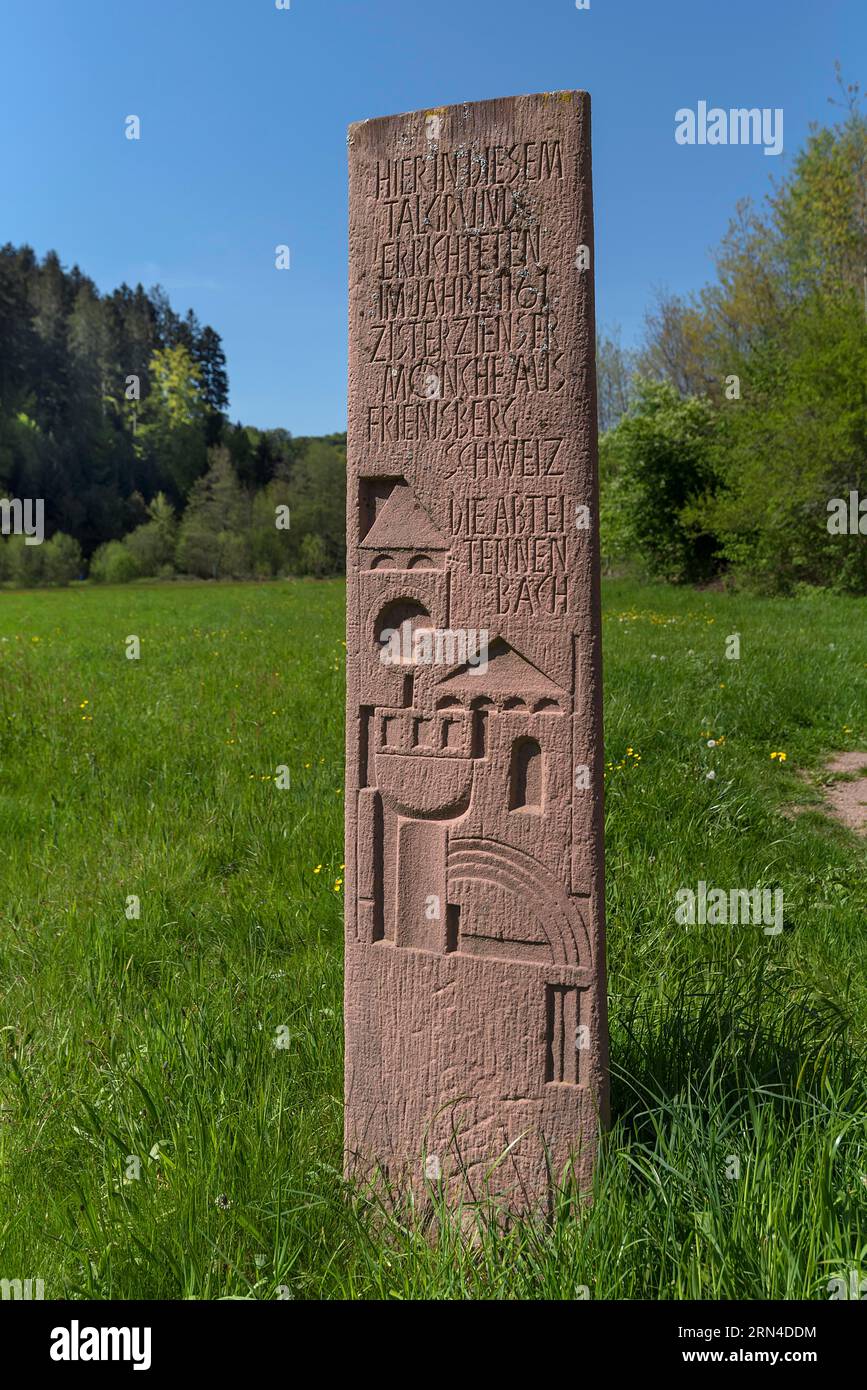 Colonna di arenaria con le date dell'ex abbazia cistercense, fondo valle di Tennenbach, Foresta Nera, Baden-Wuerttemberg, Germania Foto Stock