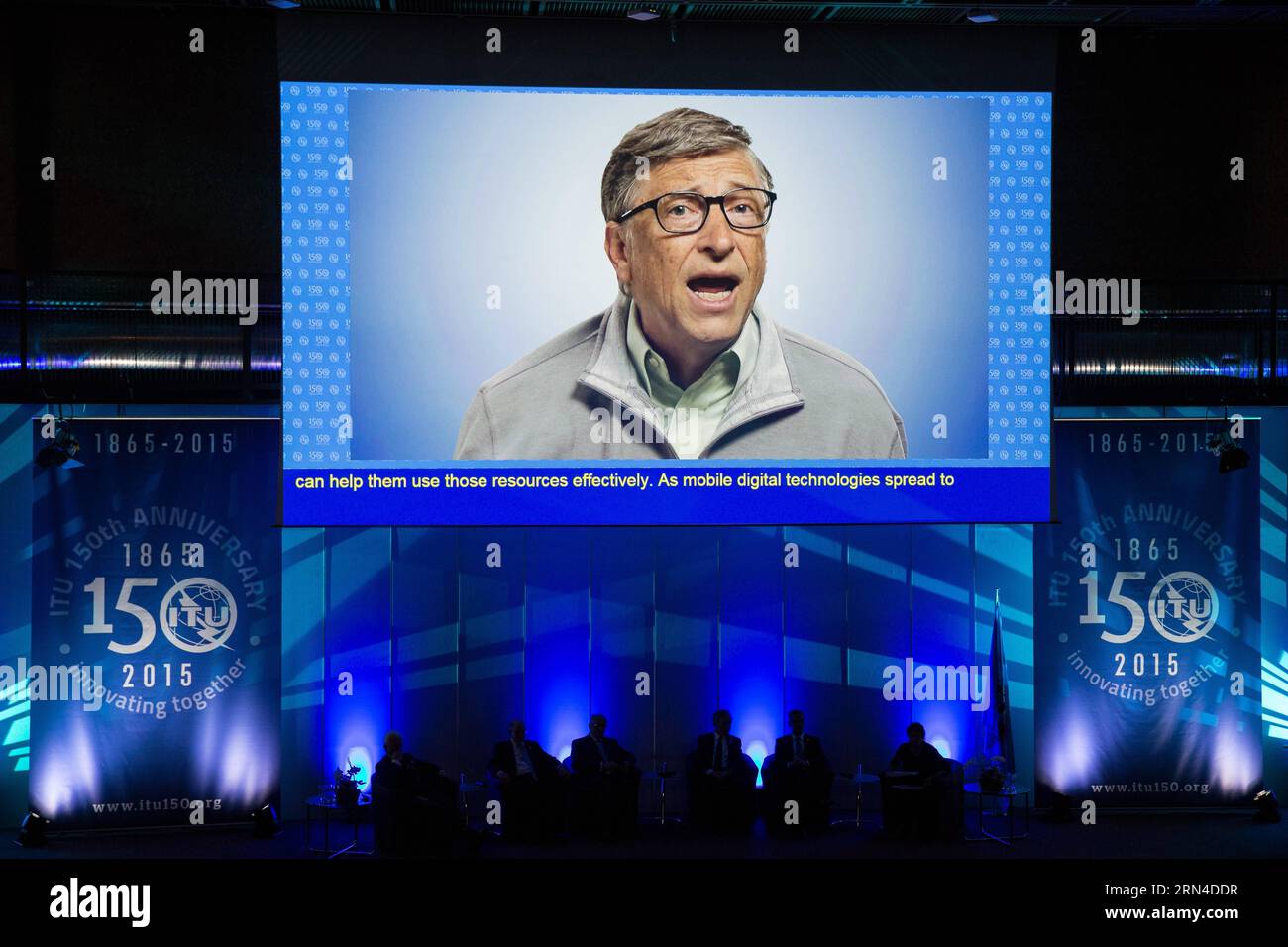 Bill Gates, cofondatore di Microsoft e co-presidente della Fondazione Bill e Melinda Gates, tiene un video discorso durante la cerimonia di apertura della celebrazione del 150° anniversario dell'ITU a Ginevra, in Svizzera, il 17 maggio 2015. SVIZZERA-GINEVRA-ITU-150° ANNIVERSARIO XuxJinquan PUBLICATIONxNOTxINxCHN Foto Stock