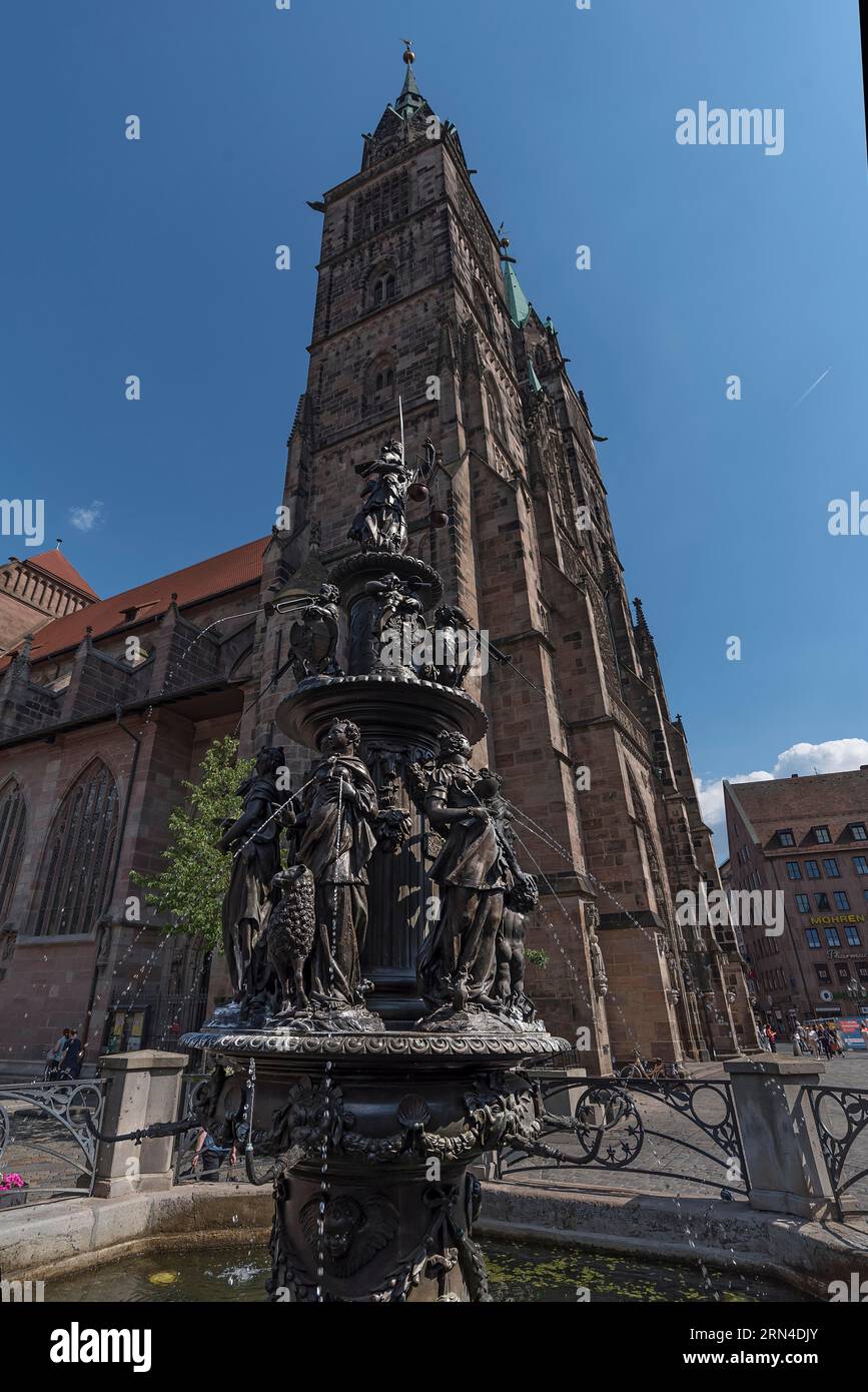 Fontana della virtù, Lorenzkirche in fondo, Norimberga, Franconia media, Baviera, Germania Foto Stock