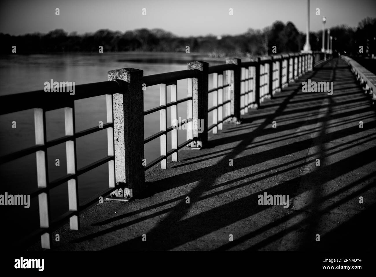 Kutz Bridge, Tidal Basin, Washington D.C. Fotografia in bianco e nero che mostra la ringhiera del ponte e le ombre che getta sul passaggio pedonale. Foto Stock