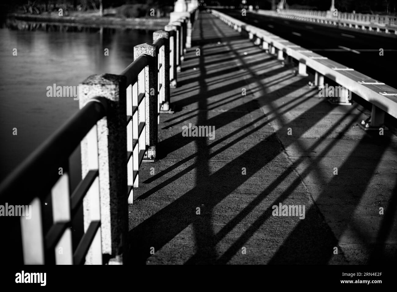 Kutz Bridge Shadows, Tidal Basin, Washington, D.C. Fotografia in bianco e nero che mostra le ombre gettate dalle ringhiere del ponte sul passaggio pedonale. Foto Stock