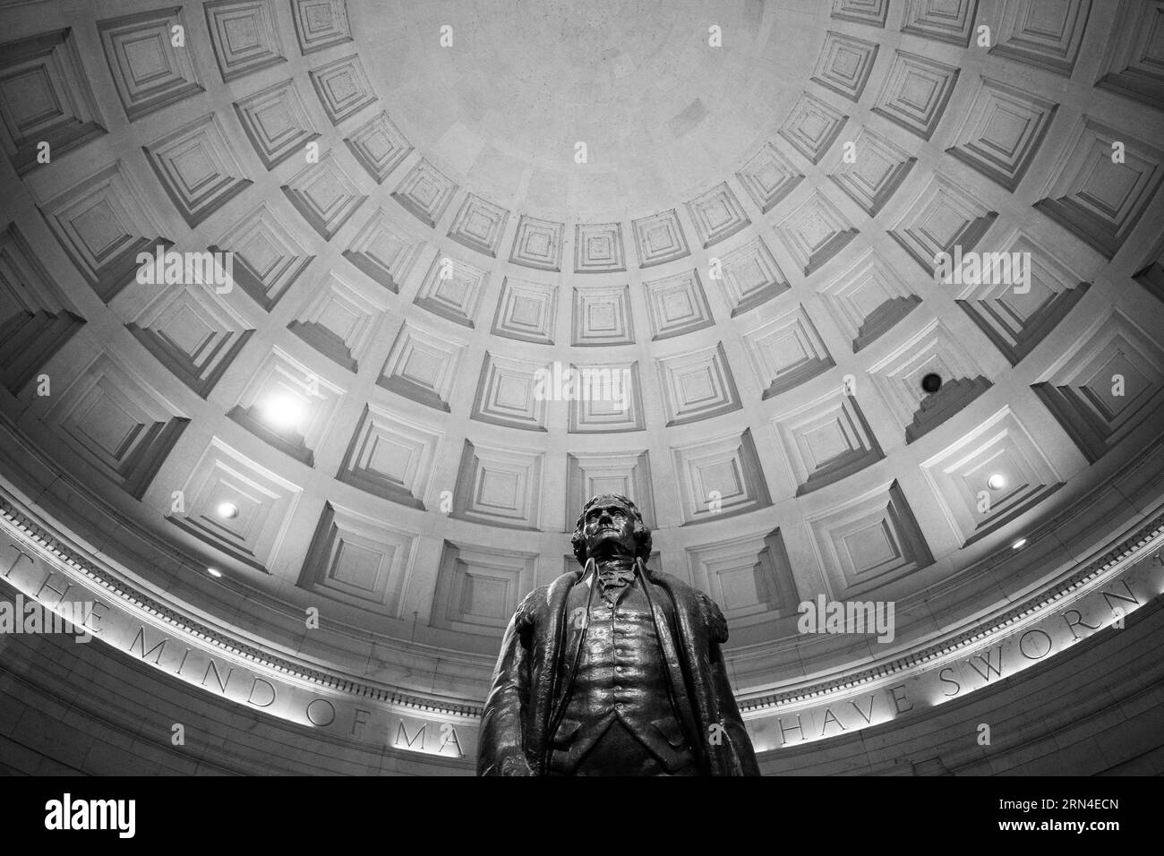 Thomas Jefferson, Washington, D.C. Fotografia in bianco e nero che guarda la cupola a cassettoni e la statua da un'angolazione bassa. Foto Stock