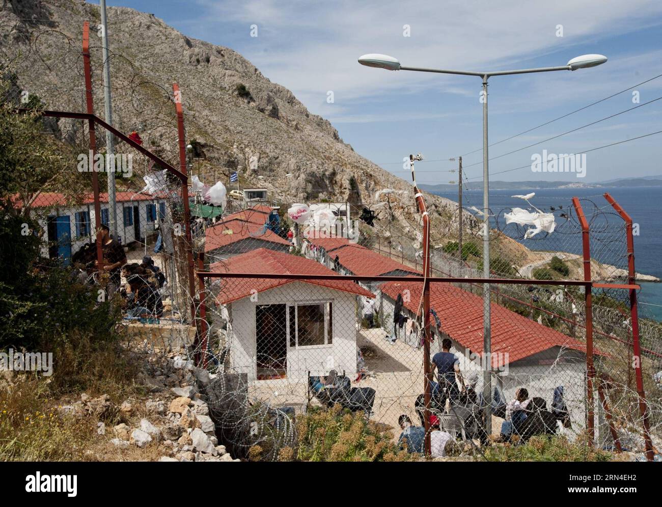 (150519) -- CHIOS, 19 maggio 2015 -- gli immigrati sono visti al Centro di identificazione della nazionalità degli immigrati a Mersinidi, Chios, Grecia, 11 maggio 2015. Chios è un breve passaggio marittimo verso l'Unione europea, di fronte alla Turchia, 8 km in linea retta. Si tratta di una delle isole che hanno registrato un aumento esponenziale del traffico, con più di 6.000 immigrati salvati in mare l'anno scorso e più di 5.000 nei primi mesi del 2015 fino all'inizio di maggio, secondo la polizia isolana. Da oltre due anni, da quando è stata costruita la recinzione al confine greco-turco di Evros, l'afflusso di immigrati da Foto Stock