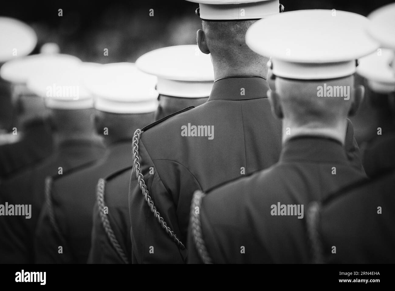 La Marina degli Stati Uniti e del tamburo Bugle Corps, noto come il comandante della propria, esegue al tramonto Parade presso il memoriale di Iwo Jima in Arlington, Virginia, accanto al Cimitero di Arlington. Foto Stock