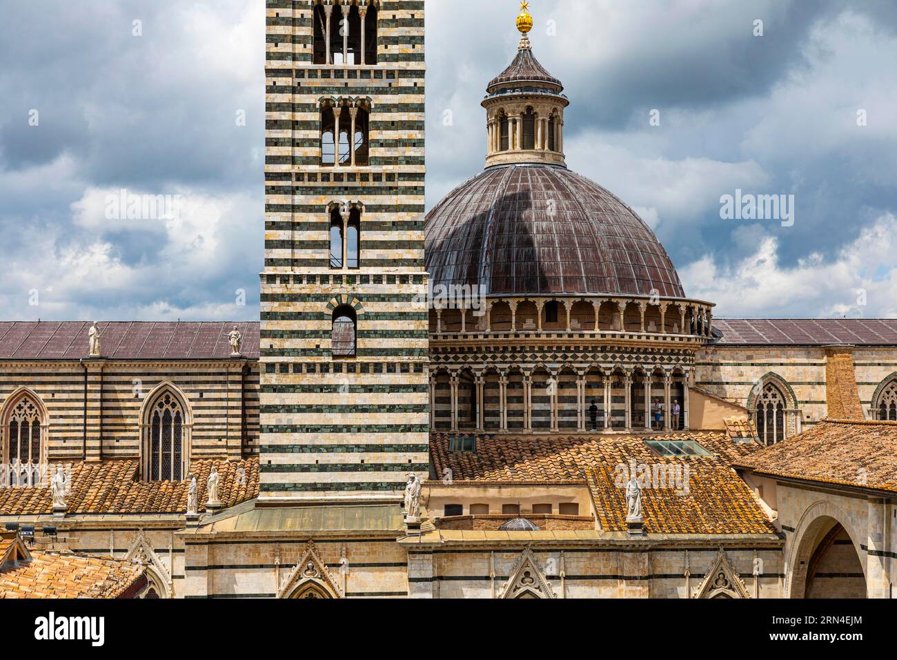 Nuvole scure sulla Cattedrale di Siena con la sua facciata in marmo a righe bianche e nere, Siena, Toscana, Italia Foto Stock