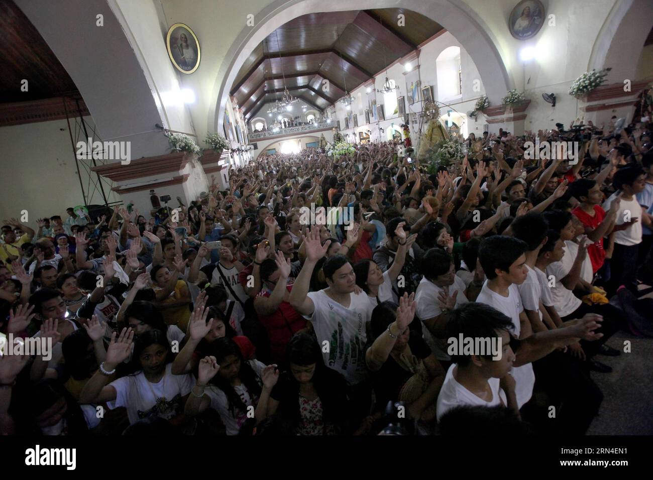 (150519) -- BULACAN PROVINCE, 19 maggio 2015 -- la gente danzerà all'interno di una chiesa durante l'annuale Obando Fertility Dance Festival nella Provincia di Bulacan, Filippine, il 19 maggio 2015. L'Obando Fertility Dance Festival si tiene per onorare la patrona della città, chiara, e la possibilità per le coppie di nozze di pregare per la fertilità attraverso le danze sulle strade. FILIPPINE-PROVINCIA DI BULACAN-OBANDO FERTILITY DANCE FESTIVAL RouellexUmali PUBLICATIONxNOTxINxCHN 150519 Provincia di Bulacan 19 maggio 2015 celebrità danzano all'interno di una chiesa durante l'annuale Obando Fertility Dance Festival nella Provincia di Bulacan The Philip Foto Stock