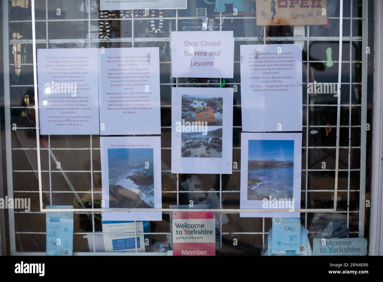 La finestra del negozio di proprietà di Steve Crawford, il proprietario del negozio di surf Fluid Concept a Scarborough, nel nord dello Yorkshire. Steve ha il negozio per 17 anni Foto Stock