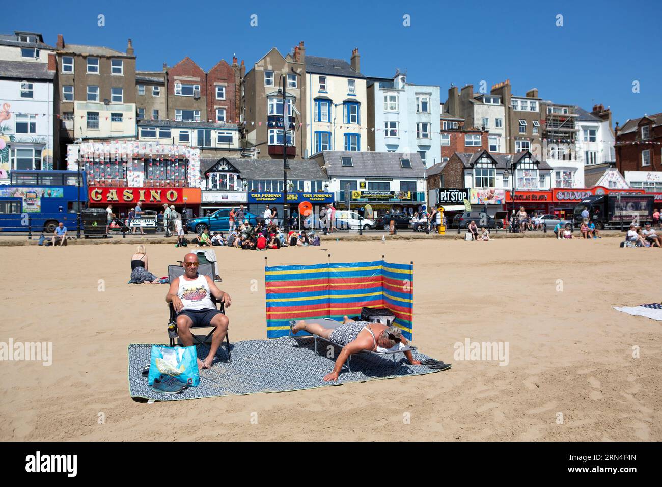 Amanti del sole sulla spiaggia di Scarborough, nel nord dello Yorkshire, dove l'acqua non è sicura, la qualità dell'acqua a Scarborough è scarsa a causa dell'impatto di Foto Stock
