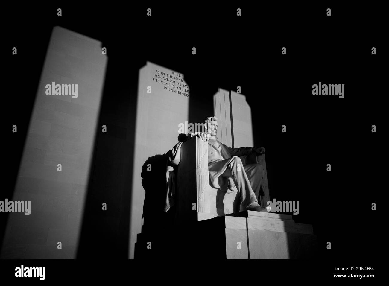 Statua di Lincoln, Washington, D.C. Fotografia in bianco e nero che mostra la statua illuminata da luce e ombra. Foto Stock