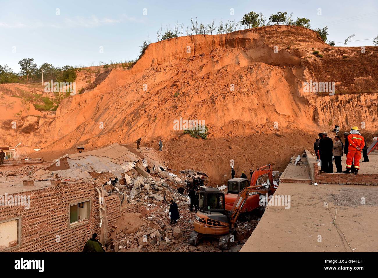 (150520) -- LINXIAN, 20 maggio 2015 -- i soccorritori cercano i dispersi nelle macerie a Yimin New Village di Tuban Town nella contea di Linxian, nella provincia dello Shanxi della Cina settentrionale, 20 maggio 2015. Quattro persone erano morte e altre quattro dispersi in una frana di una collina di loess che ha fatto scoppiare quattro case contadine martedì sera. ) (wyo) CHINA-SHANXI-LOESS LANDSLIDE-DEATH (CN) ZhanxYan PUBLICATIONxNOTxINxCHN 150520 Linxian 20 maggio 2015 ricerca di soccorsi per i dispersi nelle MACERIE NEL nuovo villaggio di Yimin di Tuban Town nella contea di Linxian nella provincia dello Shanxi della Cina settentrionale 20 maggio 2015 quattro celebrità erano morte e altre quattro Foto Stock