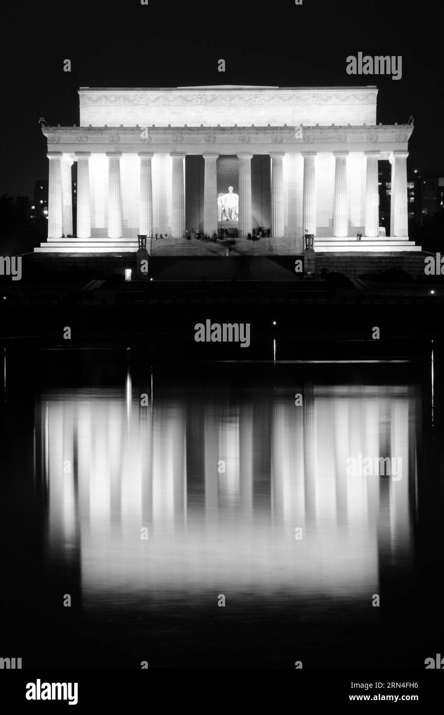 Lincoln Memorial di notte, Washington, D.C. fotografia in bianco e nero che mostra il monumento illuminato riflesso nella piscina riflettente. Foto Stock