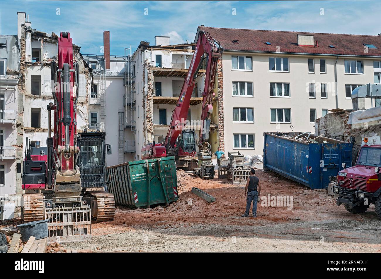 Demolizione di case con macchine per demolizione pesante, Türkenstraße, Maxvorstadt, Monaco, alta Baviera, Baviera, Germania, Europa Foto Stock