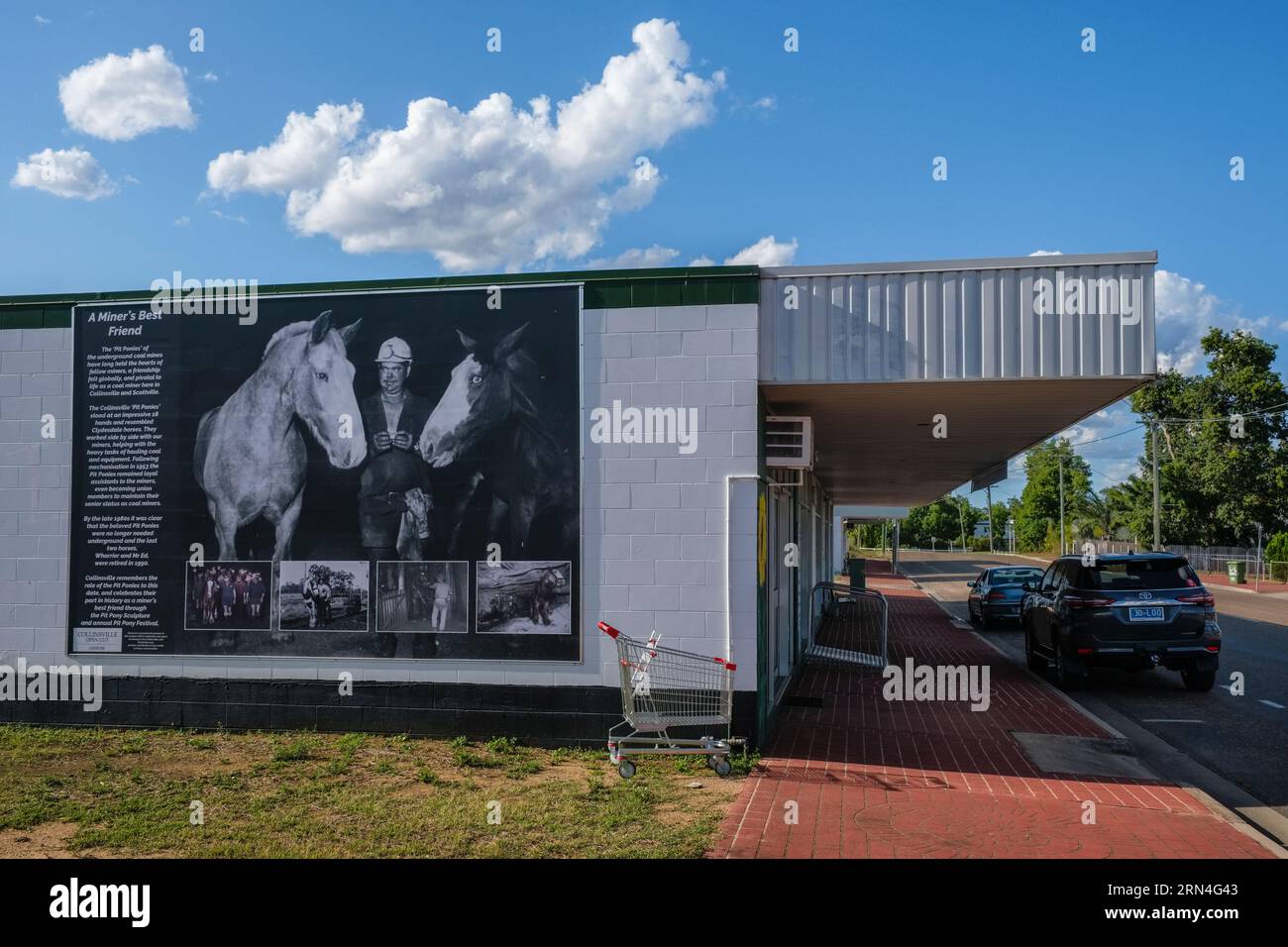 Una mostra fotografica che mostra un minatore di carbone e pony a pozzo per illustrare l'industria principale dell'ex città mineraria di carbone di Collinsville, Queensland, Foto Stock
