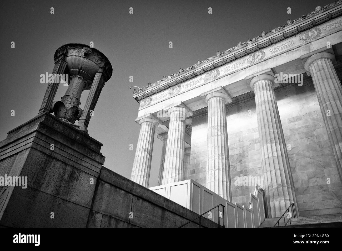 Lincoln Memorial, Washington, D.C. Fotografia in bianco e nero che mostra una vista dall'angolo basso delle colonne del monumento e un'urna decorativa. Foto Stock