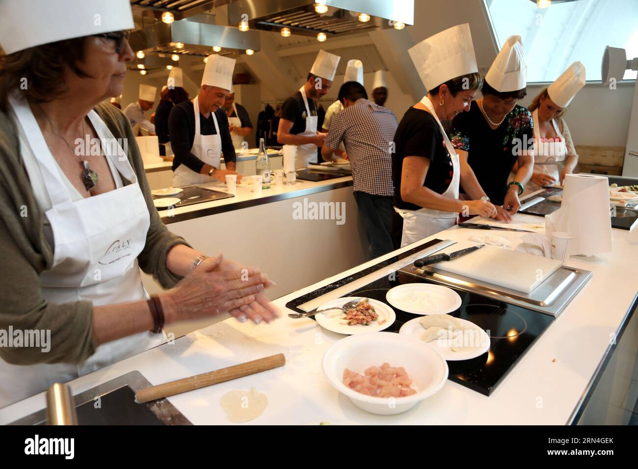 (150520) -- ROMA, 20 maggio 2015 -- Italians Learn Chinese Cuisine at Rome S Eataly, Italia, 19 maggio 2015. Martedì sera si è svolto un evento promozionale per celebrare la splendida Cina 2015, anno del Turismo della via della Seta, con varie attività volte a avvicinare i viaggiatori italiani a una delle attrazioni più affascinanti della Cina. ) (Djj) ITALIA-ROMA-BELLA CINA-TURISMO Luoxna PUBLICATIONxNOTxINxCHN 150520 Roma 20 maggio 2015 Italiani imparano la cucina cinese A Roma S Eataly Italia 19 maggio 2015 qui si è svolto un evento promozionale per celebrare la bella Cina 2015 anno del Turismo della via della Seta Foto Stock