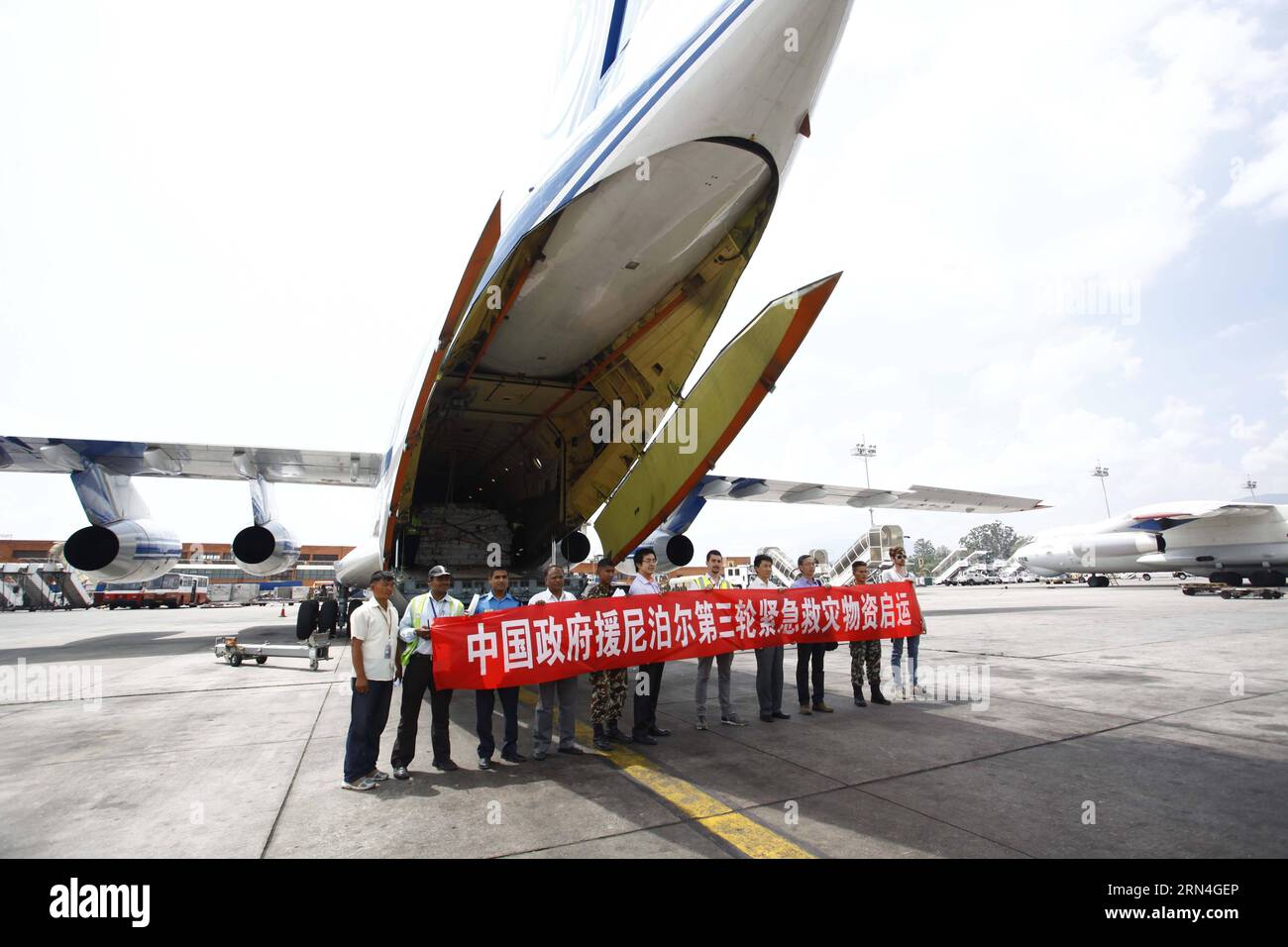 (150520) -- KATHMANDU, 20 maggio 2015 -- i delegati dell'ambasciata cinese in Nepal e dell'esercito nepalese posano per una foto di gruppo dopo l'atterraggio di un jet cargo che trasportava materiali di soccorso e attrezzature per la popolazione nepalese colpita dal terremoto all'aeroporto internazionale Tribhuvan di Kathmandu, Nepal, il 20 maggio 2015. Un altro lotto di materiali e attrezzature di soccorso forniti dalla Cina è stato consegnato al Nepal mercoledì. Rapporti precedenti hanno detto che il governo e l'esercito cinese avevano mobilitato più di 40 elicotteri e aerei per consegnare 650 tonnellate di tende, generatori, impianti di purificazione dell'acqua, bla Foto Stock