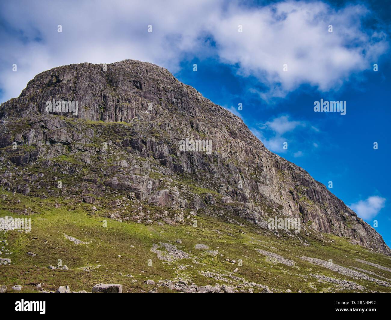Il picco di Uisgnabhal Mor domina Glen Meavaig, sede dell'Osservatorio North Harris Eagle nelle Ebridi esterne, in Scozia, nel Regno Unito e in alcuni luoghi di interesse Foto Stock