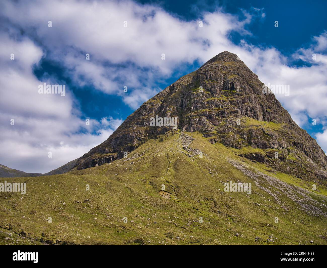 Il picco di Uisgnabhal Mor domina Glen Meavaig, sede dell'Osservatorio North Harris Eagle nelle Ebridi esterne, in Scozia, nel Regno Unito e in alcuni luoghi di interesse Foto Stock
